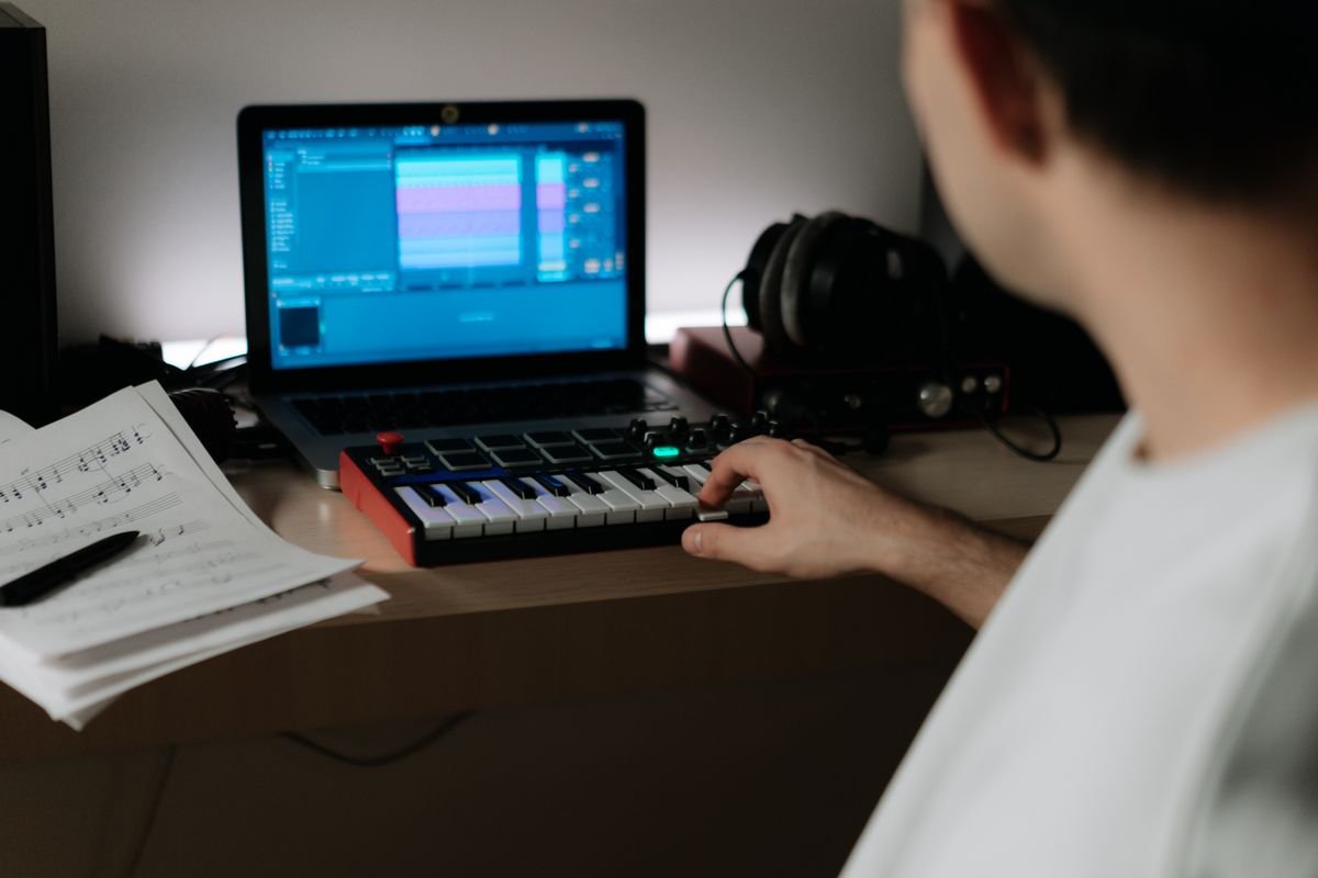 Productor subiendo su música desde la laptop